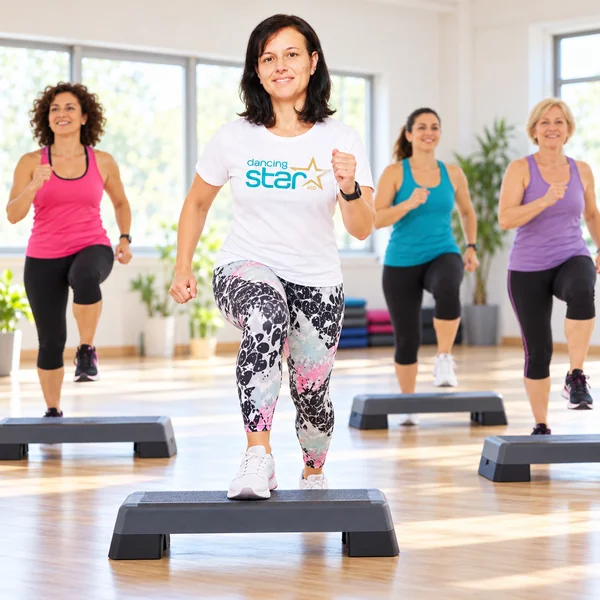 Lezione di aerobica con pedane step