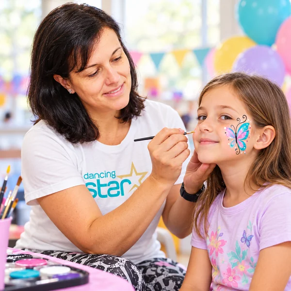 Stella Mancini realizza un trucco colorato sul viso di una bambina